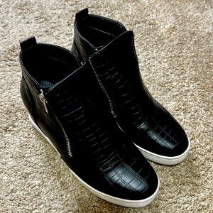 Black booties, silver zipper on the side size 7.5. Used a couple times.